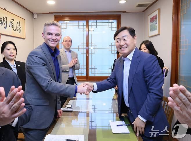 15일 전북자치도청에서 김관영 전북지사와 개러스 위어 주한영국대산관 부대사가 악수를 하며 기념 촬영을 하고 있다.(전북자치도 제공)/뉴스1