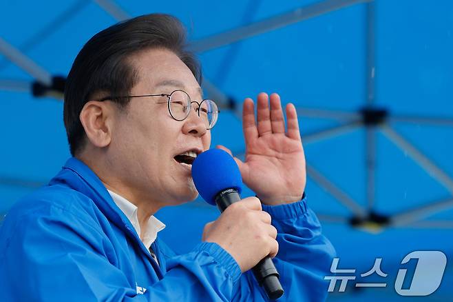 이재명 더불어민주당 대통령 후보가 '이순신 호국 벨트' 유세차 15일 오후 전남 여수시 이순신 광장을 찾아 지지를 호소하고 있다. 2025,5.15/뉴스1 ⓒ News1 안은나 기자