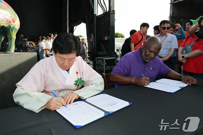 금산문화관광축제재단과 멤피스 인 메이 국제축제재단 간 양해각서(MOU)가 체결됐다. 왼쪽이 금산문화관광축제재단 이사장인 박범인 금산군수(금산군 제공.재판매 및 DB금지)/뉴스1