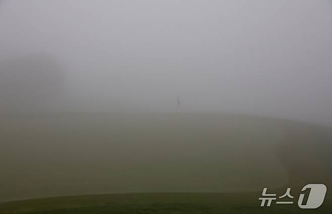 15일 제주 서귀포시 핀크스골프클럽에 안개가 잔뜩 껴 있는 모습. (KPGA 제공)