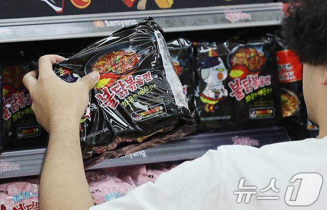 서울의 한 대형마트에서 외국인관광객이 불닭볶음면을 구입하고 있다.  2024.5.19/뉴스1 ⓒ News1 박지혜 기자