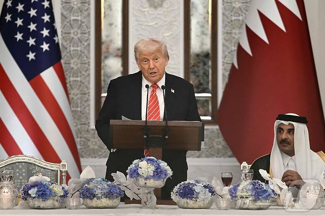 도널드 트럼프 미국 대통령이 14일(현지시간) 도하 루사일 궁전에서 열린 국빈 만찬에 셰이크 타밈 빈 하마드 알사니 카타르 국왕과 참석해 연설을 하고 있다. 2025.05.15 ⓒ AFP=뉴스1 ⓒ News1 우동명 기자