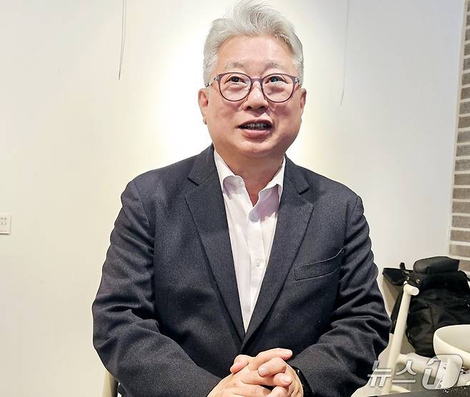 조응천 전 개혁신당 의원이 15일 대구 수성구의 한 커피숍에서 취재진 질문에 답하고 있다. 2025.5.15/뉴스1 남승렬 기자