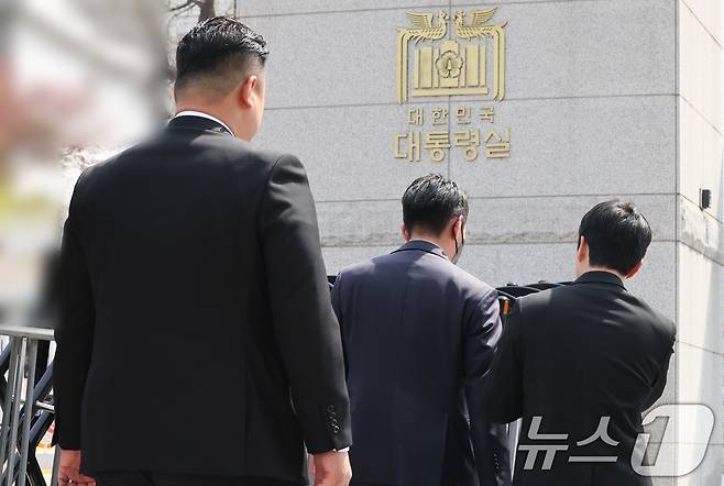 대통령실 압수수색에 나선 경찰 비상계엄 특별수사단이 16일 서울 용산 대통령실 민원실 출입구로 들어서고 있다. 2025.4.16/뉴스1 ⓒ News1 허경 기자