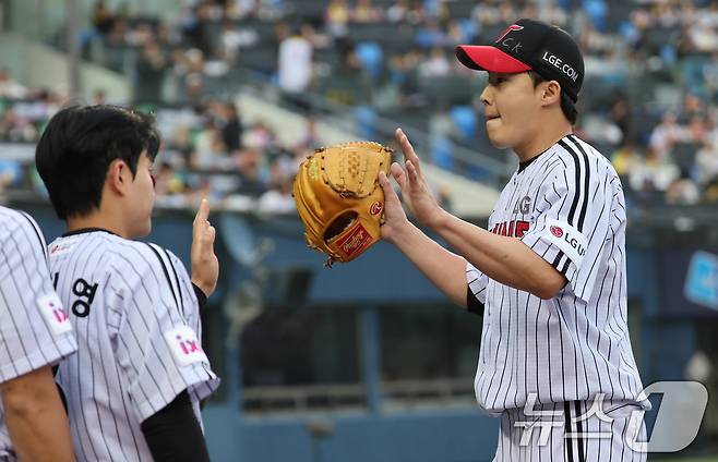 15일 오후 서울 송파구 잠실야구장에서 열린 '2025 신한 SOL 뱅크 KBO리그' 키움 히어로즈와 LG 트윈스의 경기에서 LG 선발투수 임찬규가 2회말 수투구를 무실점으로 마친 후 동료들의 축하를 받고 있다. 2025.5.15/뉴스1 ⓒ News1 오대일 기자