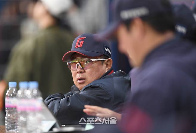 롯데 김태형 감독이 고척 스카이돔에서 열린 2025 KBO리그 시범경기 키움과 경기 도중 선수들과 이야기를 나누고 있다. 고척 | 최승섭기자 thunder@sportsseoul.com