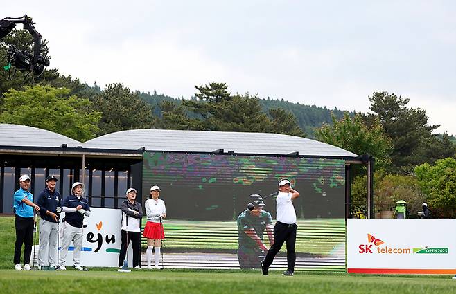 최경주가 13일 제주 서귀포 핀크스GC에서 열린 SK텔레콤오픈 채리티오픈에서 티샷하고 있다. 사진 | KPGA