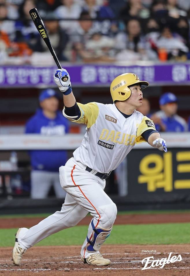 한화 문현빈이 7일 대전 한화생명 볼파크에서 열린 2025 KBO리그 삼성전에서 3회말 동점 솔로 홈런을 터뜨리고 있다. 사진 | 한화 이글스