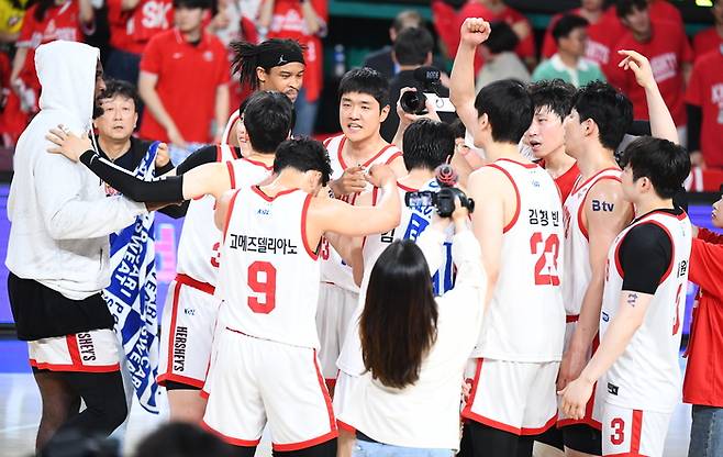 SK 선수단이 15일 창원실내체육관에서 열린 챔프전 6차전 승리 이후 기뻐하고 있다. 사진 | KBL