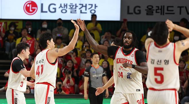 SK 오세근(왼쪽)과 자밀 워니(오른쪽)가 하이파이브를 하고 있다. 사진 | 연합뉴스