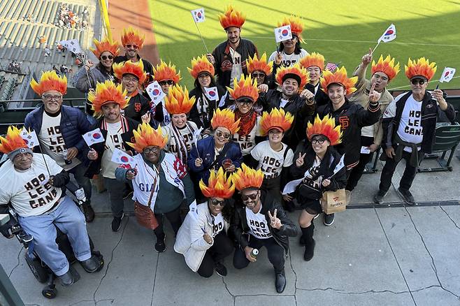 샌프란시스코 새 문화로 정착한 이정후 팬클럽 ‘후 리 건스’ 모습. 사진 | AP=연합뉴스