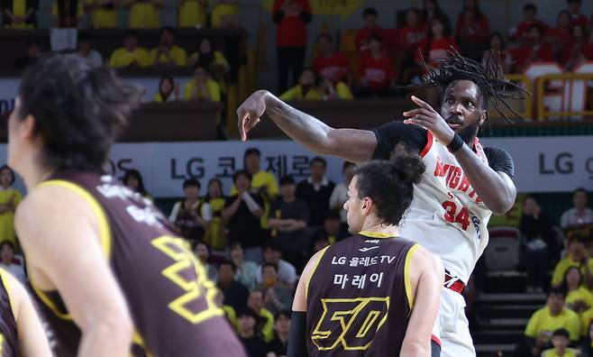 워니가 15일 창원 LG와 챔프전 6차전에서 슛하고 있다. 사진 | 연합뉴스