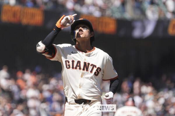 샌프란시스코 자이언츠의 이정후가 14일(현지 시간) 미 캘리포니아주 샌프란시스코의 오라클 파크에서 열린 2025 메이저리그 애리조나 다이아몬드백스와의 경기 7회 말 2점 홈런(시즌 6호)을 친 뒤 홈에 들어오며 세리머니하고 있다. 이정후는 5타수 1안타(1홈런) 2타점 1득점을 기록했고 팀은 7-8로 패했다. 사진┃뉴시스/AP