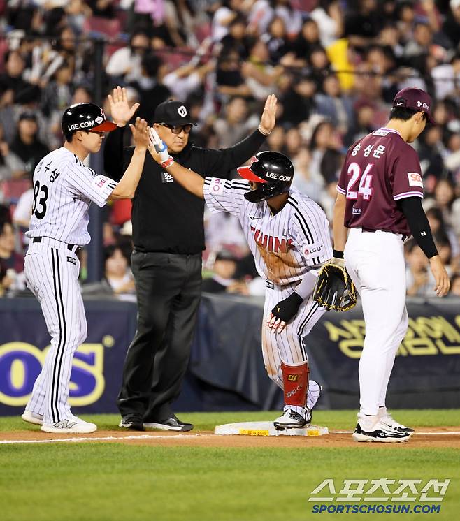 14일 잠실구장에서 열린 LG 트윈스와 키움 히어로즈의 경기. 6회말 LG 송찬의가 안타를 날린 뒤 3루를 파고들고 있다. 잠실=박재만 기자 pjm@sportschosun.com/2025.05.14/