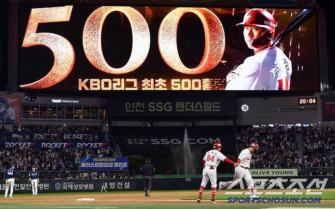 볼넷으로 나가려던 6회 ABS 덕분에 다시 타석에 들어선 최정은 KBO 최초 500홈런 타자가 됐다.