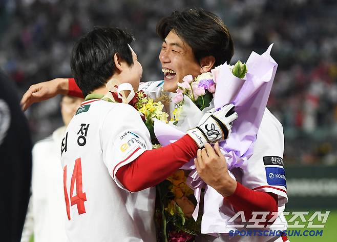 500홈런 타자 최정과 뜨거운 포옹을 나누는 김광현.