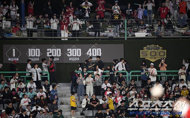 500홈런 볼을 줍기 위해 평일에도 외야 관중석을 가득 메운 야구 팬들.