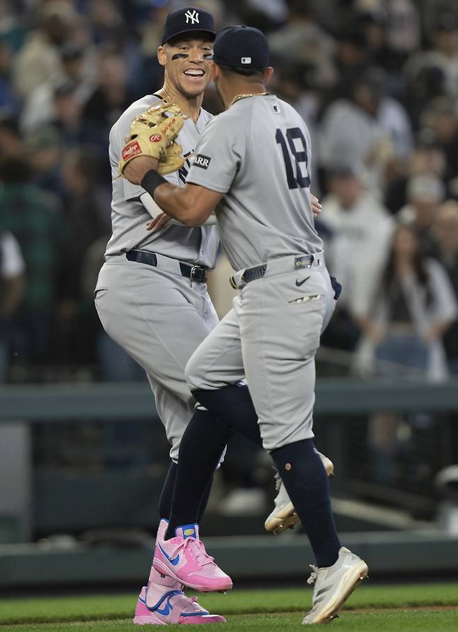 뉴욕 양키스의 승리가 확정된 뒤 애런 저지와 오스왈드 페라자가 기뻐하고 있다. AP연합뉴스