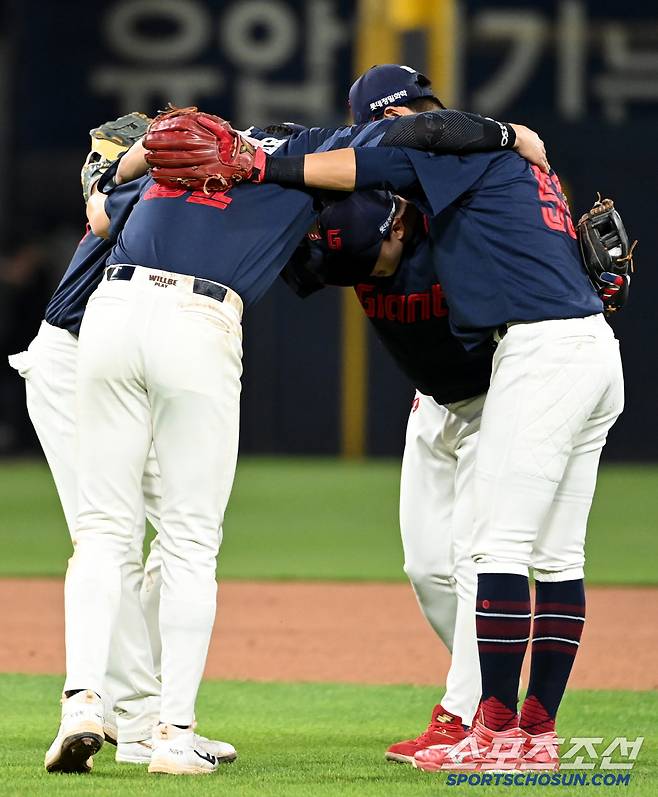 14일 광주KIA챔피언스필드에서 열린 롯데와 KIA의 경기, 롯데가 4대0으로 승리했다. 승리의 기쁨을 나누는 롯데 선수들의 모습. 광주=허상욱 기자wook@sportschosun.com/2025.05.14/