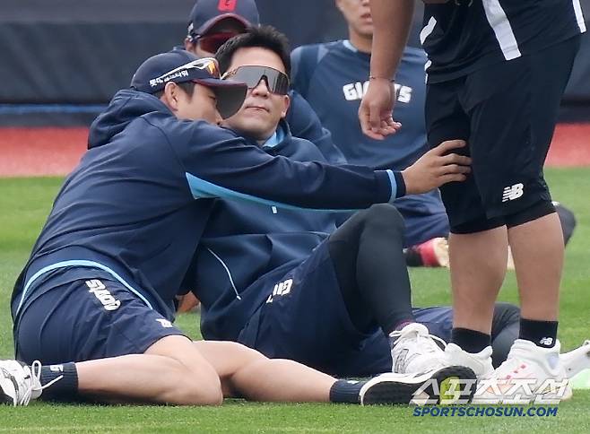 안현민의 허벅지를 눌러보며 놀라는 전준우. 사진=정재근 기자 cjg@sportschosun.com