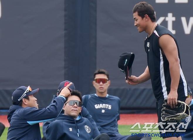 전준우도 안현민을 불러 세웠다.