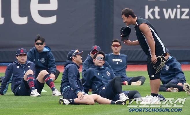 편안한 표정의 캡틴과는 달리 터미네이터의 등장에 경계심 가득한 거인들의 표정이 흥미로웠다. 안현민이 전 구단의 경계대상이 되기 시작했다.