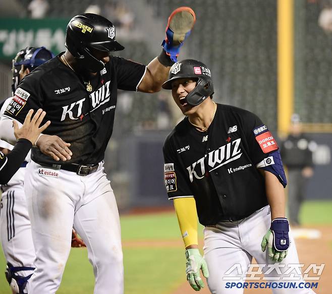 5월 1일 잠실구장에서 열린 KBO리그 두산과 KT의 경기. 9회초 KT 안현민이 두산 김택연을 상대로 동점 투런홈런을 날렸다. 잠실=송정헌 기자songs@sportschosun.com