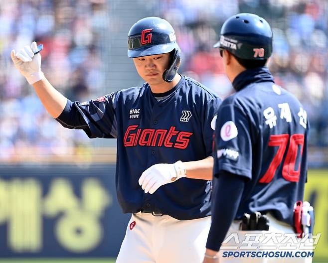 26일 잠실야구장에서 열린 롯데와 두산의 경기, 3회초 롯데 손호영이 안타를 치고 기뻐하고 있다. 잠실=허상욱 기자wook@sportschosun.com/2025.04.26/