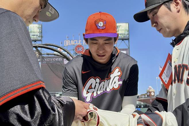 San Francisco Giants' Jung Hoo Lee, middle, signs autographs for fans before a baseball game between the Giants and the Arizona Diamondbacks in San Francisco, Tuesday, May 13, 2025. (AP Photo/Haven Daley)
<저작권자(c) 연합뉴스, 무단 전재-재배포, AI 학습 및 활용 금지>