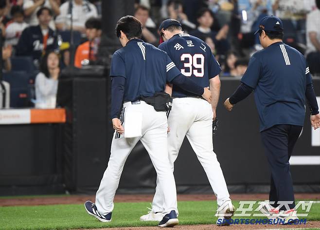 14일 대전 한화생명볼파크에서 열린 두산-한화전. 4회말 1사 문현빈의 강습타구에 맞은 잭로그가 교체되고 있다. 대전=정재근 기자 cjg@sportschosun.com/2025..5.14/