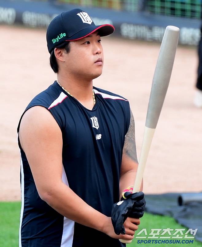 17일 광주 기아 챔피언스필드에서 열린 KT-KIA전. KT 강백호가 어뢰배트에 관심을 보이고 있다. 광주=정재근 기자 cjg@sportschosun.com/2025.4.17/