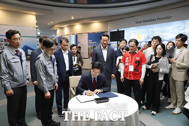 윤석열 전 대통령과 절연 여부를 두고 당내 서로 다른 목소리가 나오면서 지지층 사이에서 감지되는 혼란함을 잠재우고 '보수 텃밭'을 지켜내기 위해서로 풀이된다. 사진은 김 후보가 14일 경남 창원시 두산에너빌리티를 방문해 방명록을 작성하고 있다. /뉴시스