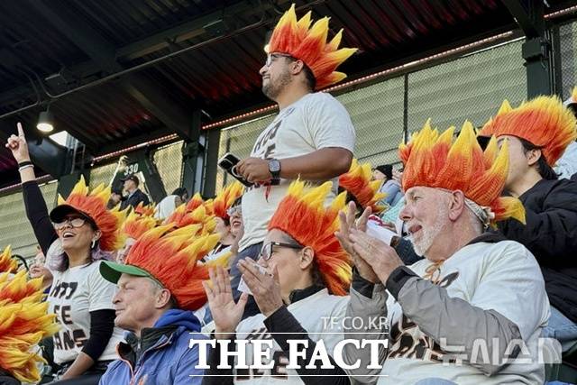 15일(한국시간) 애리조나와의 홈경기에서 이정후 팬클럽 '후리건스(Hoo Lee Gans)'가 열띤 응원을 보내고 있다. /샌프란시스코=AP.뉴시스