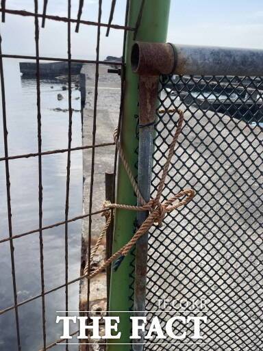 철조망과 시건 장치로 철저히 통제 중인 포항시 구룡포읍 석병리 '국토 동쪽 땅끝' 표지석 바위섬 입구. /박진홍 기자