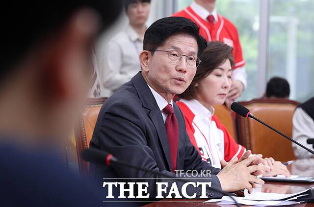 김 위원장은 김문수 국민의힘 후보를 겨냥해선 "윤석열과 전광훈 두 극우정치인 덕분에 대선후보 자리에 올랐다"며 "본질적으로 전광훈이 키우고 윤석열이 지지한 후보로서, 윤·전 극우정치와의 절연이 원천적으로 불가능하다"고 비판했다. /임영무 기자