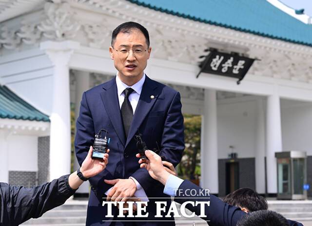 이날 이 후보에 대한 지지를 선언한 김상욱 무소속 의원에 대해선 "여러 장점을 겸비한 분이어서 같이 정치하면 참으로 괜찮겠다는 생각이 있다"고 평가했다. /이새롬 기자