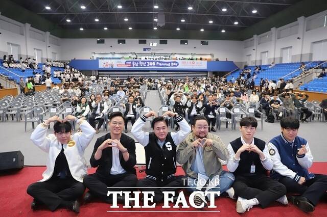 15일 충남 아산시 순천향대 실내체육관에서 열린 '2025년 충남 청년 잡플래닝 데이' 행사장에서 김태흠 충남도지사와 청년들이 하트를 만들며 함께 기념 촬영을 하고 있다. /충남경제진흥원