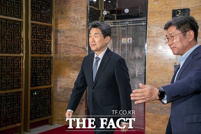 국회의장 접견실로 이동하는 이주호 대통령 권한대행.