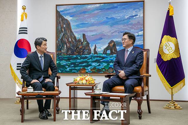 대화 나누는 이주호 대통령 권한대행(왼쪽)과 우원식 국회의장.