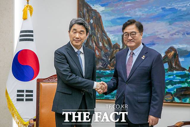 이주호 대통령 권한대행(왼쪽) 접견하는 우원식 국회의장.