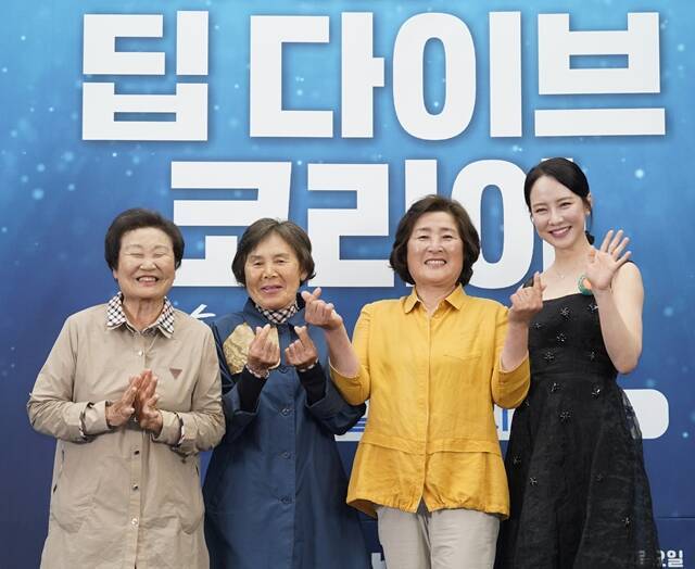 해녀 오기숙 현순심 박미정, 배우 송지효(왼쪽부터)가 15일 오후 2시 서울 마포구 상암 스탠포드호텔에서 진행된 JTBC 새 다큐멘터리 '딥 다이브 코리아: 송지효의 해녀 모험' 제작발표회에 참석했다. /JTBC