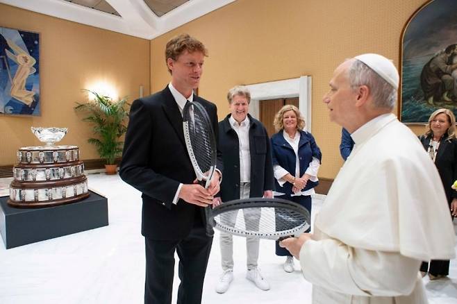 시너가 14일 새 교황을 방문하여 이야기를 나누고 있다. 시너 뒷쪽으로 데이비스컵 트로피가 보인다.