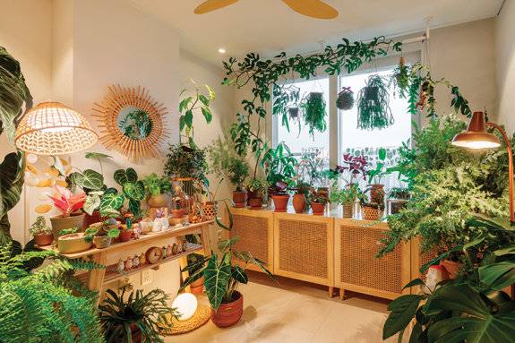 전실에 꾸며진 실내 가드닝 공간. 햇빛이 잘 들지 않는 공간이지만 실링팬과 식물 조명으로 환기와 빛을 해결했다.