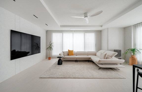 거실 양쪽으로 창이 나있는 양창형 구조의 아파트.&nbsp;화이트 톤의 공간에 그린빛 식물로 생동감을 줬다.