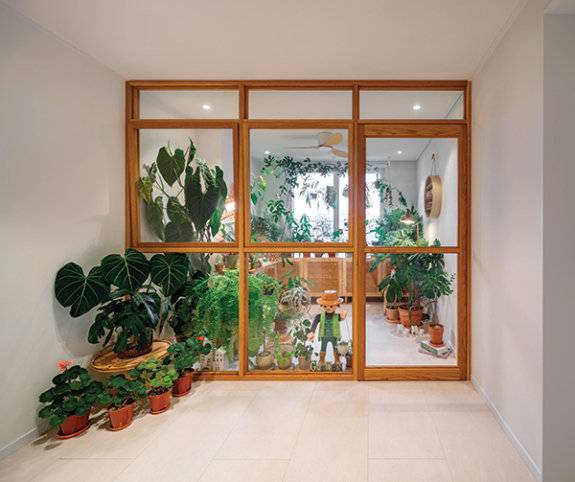 원목 프레임으로 설치한 문은 고양이가 드나드는 것을 막기 위해 바깥으로 열리도록 제작했다.