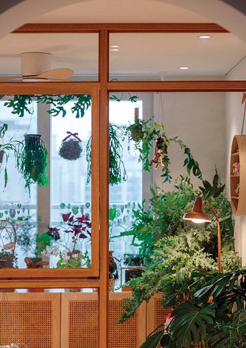 식물과 잘 어우러지는 우드 소재 창.