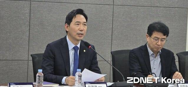 이정헌 더불어민주당 정보통신위원장(왼쪽)이 인사말을 하고 있다.