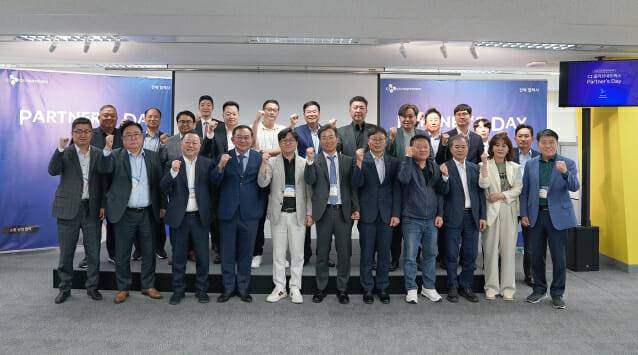 CJ올리브네트웍스 '2025 파트너스데이' 행사에서 유인상 대표이사와 전략협력사 대표들이 함께 기념사진을 촬영하는 모습. (사진=CJ올리브네트웍스)