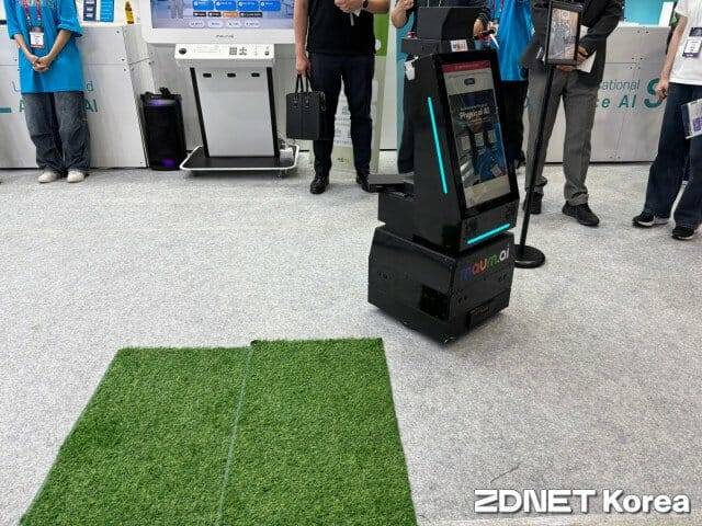 마음AI 로봇이 15일 서울 삼성동 코엑스에서 열린 국제인공지능대전(AI엑스포)에서 ”잔디 피해 가”라는 명령을 듣고 옆으로 돌아가고 있다.(사진=유혜진 기자)