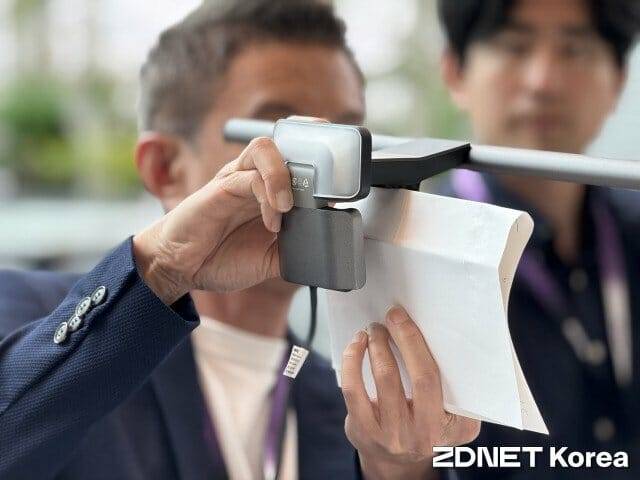 스크린바 헤일로2는 모니터에 고정되는 마운트를 개선해 커브드 모니터나 전문가용 모니터에 쉽게 장착할 수 있다. (사진=지디넷코리아)